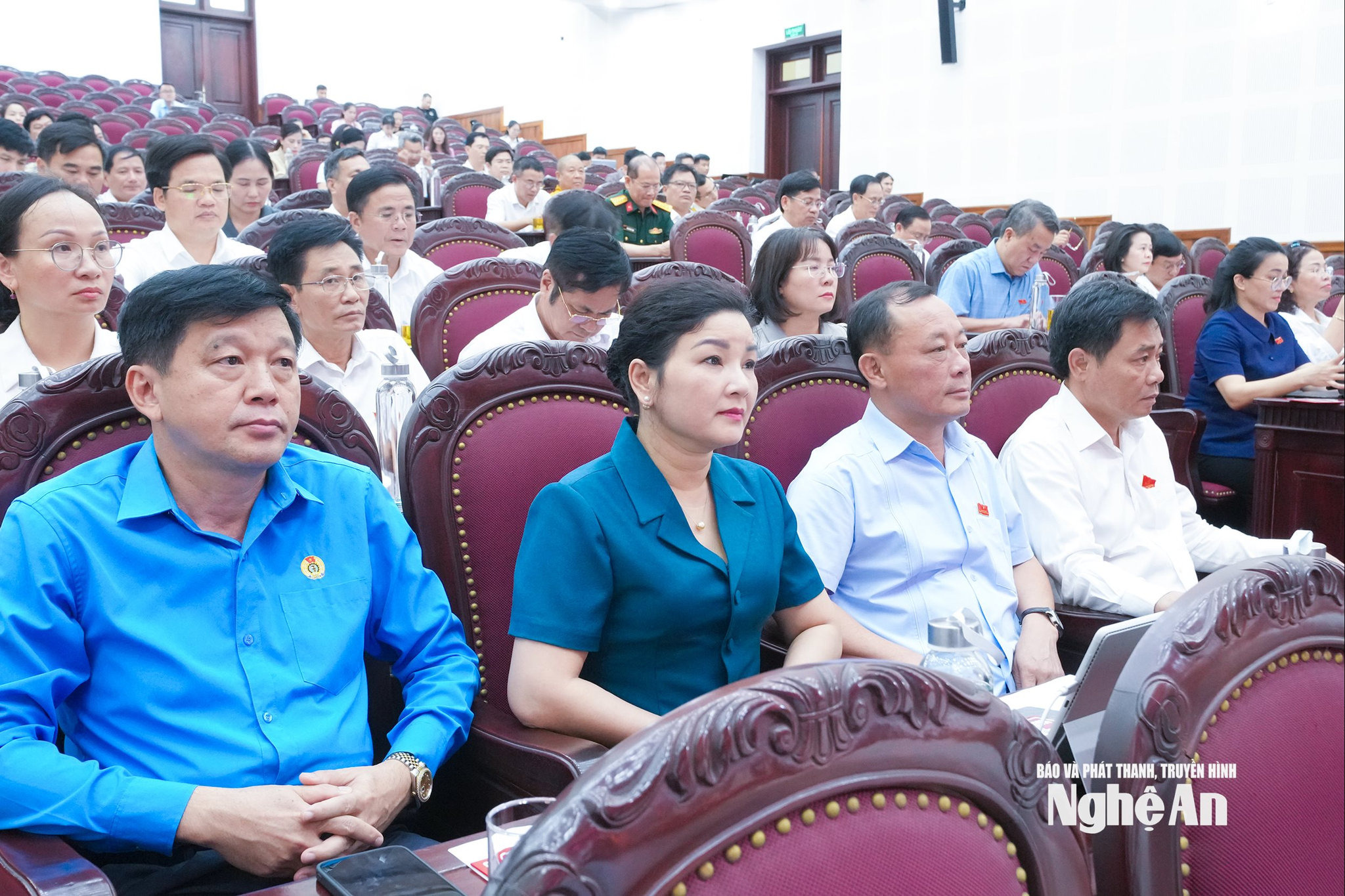 bna_-cac-dai-bieu-hdnd-tinh-tham-du-ky-hop.-anh-mai-hoa.jpg