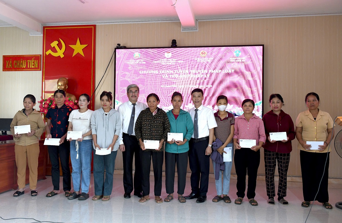 Chi hội Luật gia Văn phòng Đoàn ĐBQH và HĐND tỉnh Nghệ An tổ chức tuyên truyền, phổ biến pháp luật và trao quà an sinh xã hội tại xã Châu Tiến