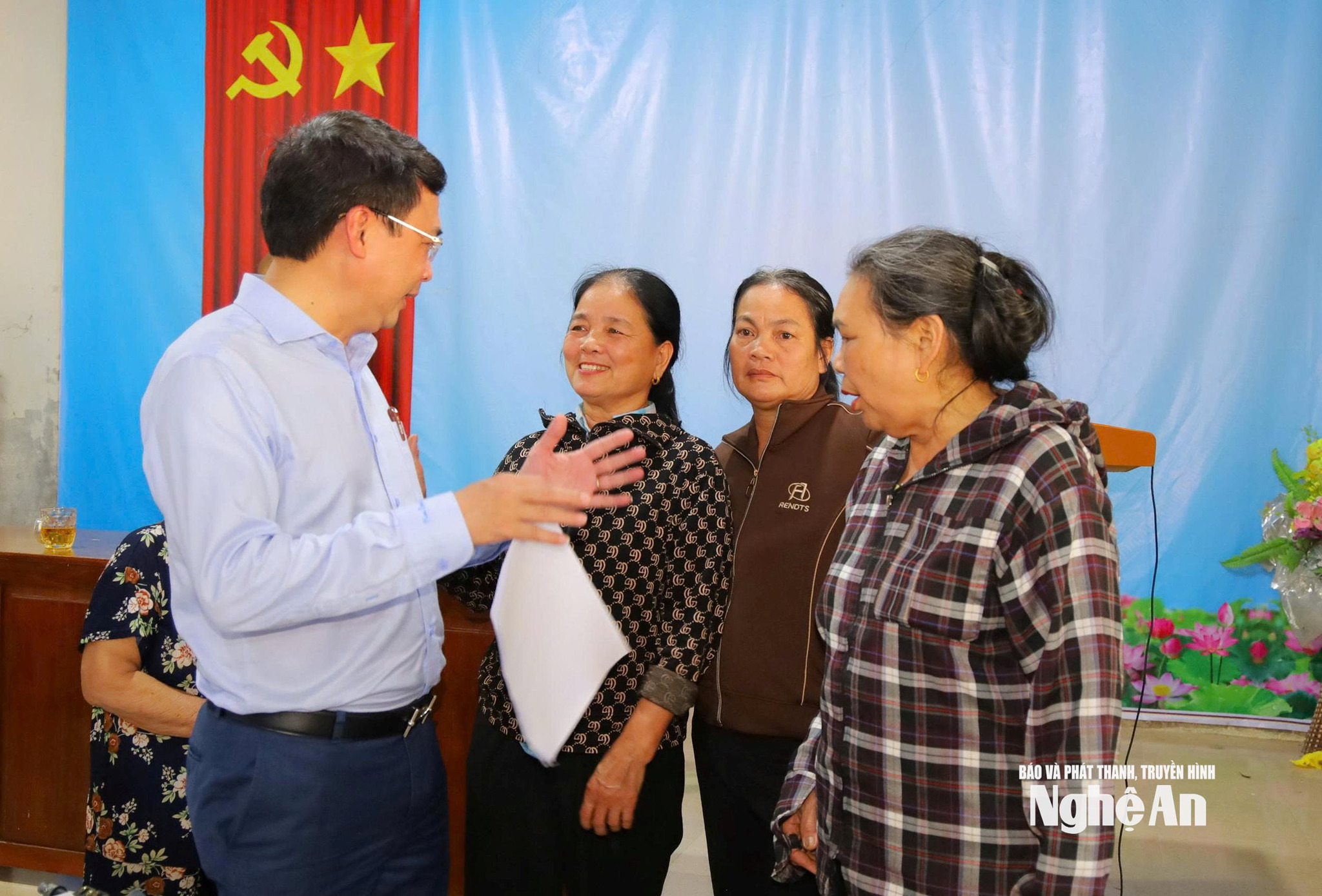 bna_dong-chi-hoang-anh-tien-pho-bi-thu-dang-uy-chu-tich-ubnd-xa-hung-nguyen-trao-doi-voi-nguoi-dan-xom-dai-hue-ve-du-an-cao-toc-vinh-thanh-thuy.-anh-csccpg.jpg