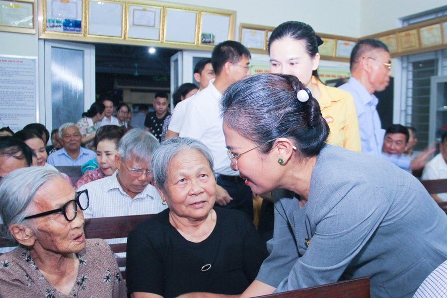 Đồng chí Võ Thị Minh Sinh tiếp xúc cử tri và dự sinh hoạt chi bộ tại phường Vinh Phú