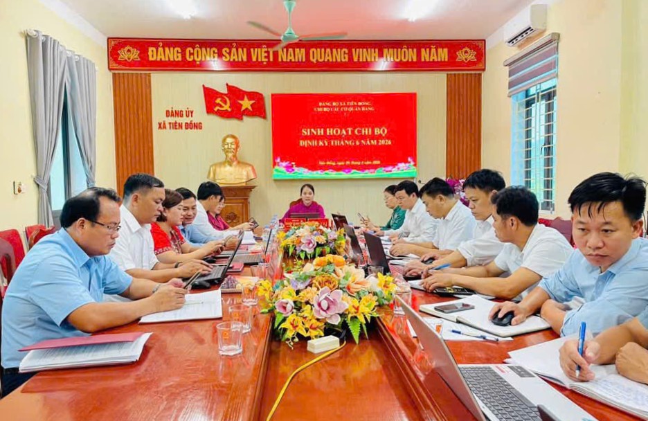 Ủy viên BCH Đảng bộ tỉnh, Phó Trưởng Đoàn ĐBQH tỉnh Nghệ An Thái Thị An Chung dự sinh hoạt chi bộ tại xã Tiên Đồng