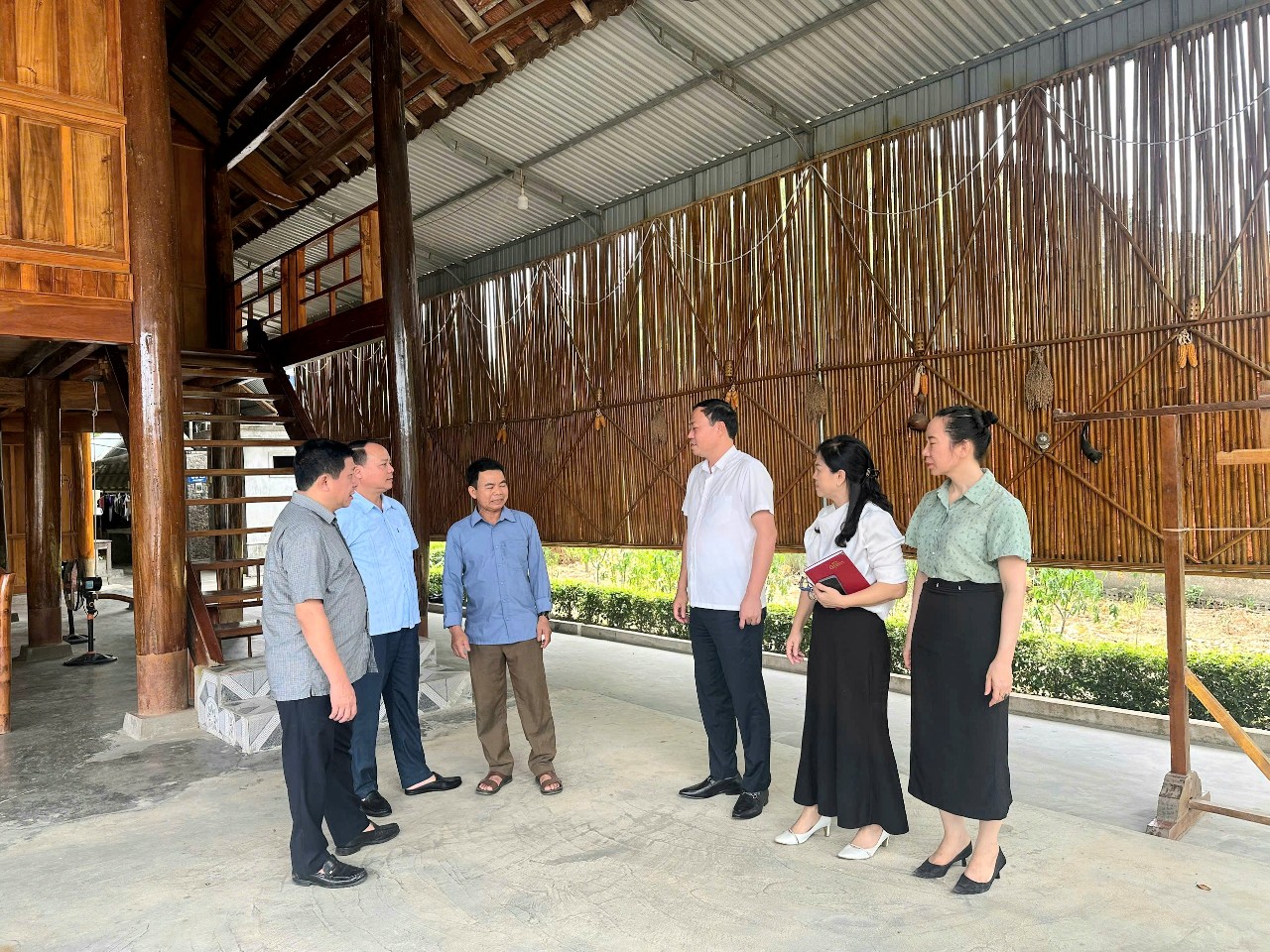 Ban Văn hóa - Xã hội HĐND tỉnh khảo sát các điểm du lịch cộng đồng tại xã Con Cuông và xã Môn Sơn