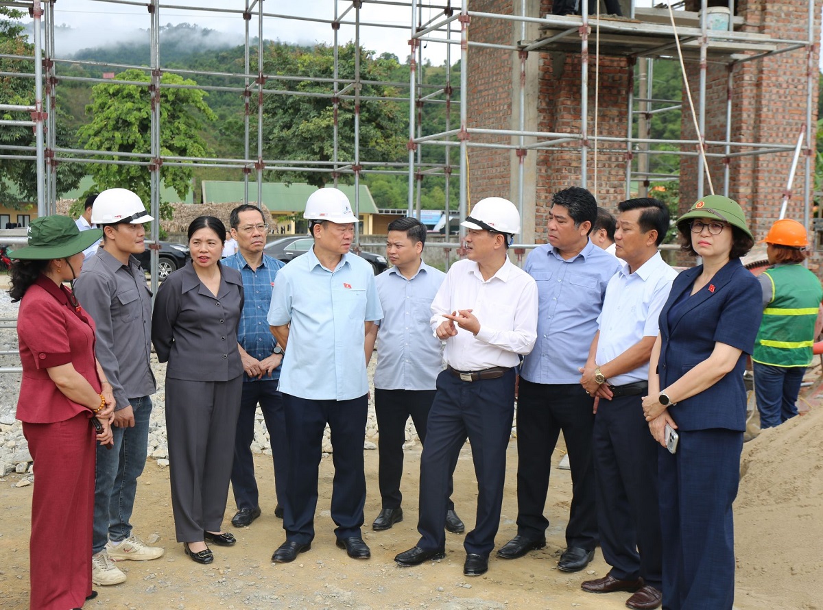 HỘI ĐỒNG DÂN TỘC KHẢO SÁT VIỆC THỰC HIỆN CHÍNH SÁCH, PHÁP LUẬT VỀ LĨNH VỰC ĐẤT ĐAI, Y TẾ, GIÁO DỤC DÀNH CHO ĐỒNG BÀO DÂN TỘC THIỂU SỐ, VÙNG DÂN TỘC THIỂU SỐ VÀ MIỀN NÚI TẠI NGHỆ AN