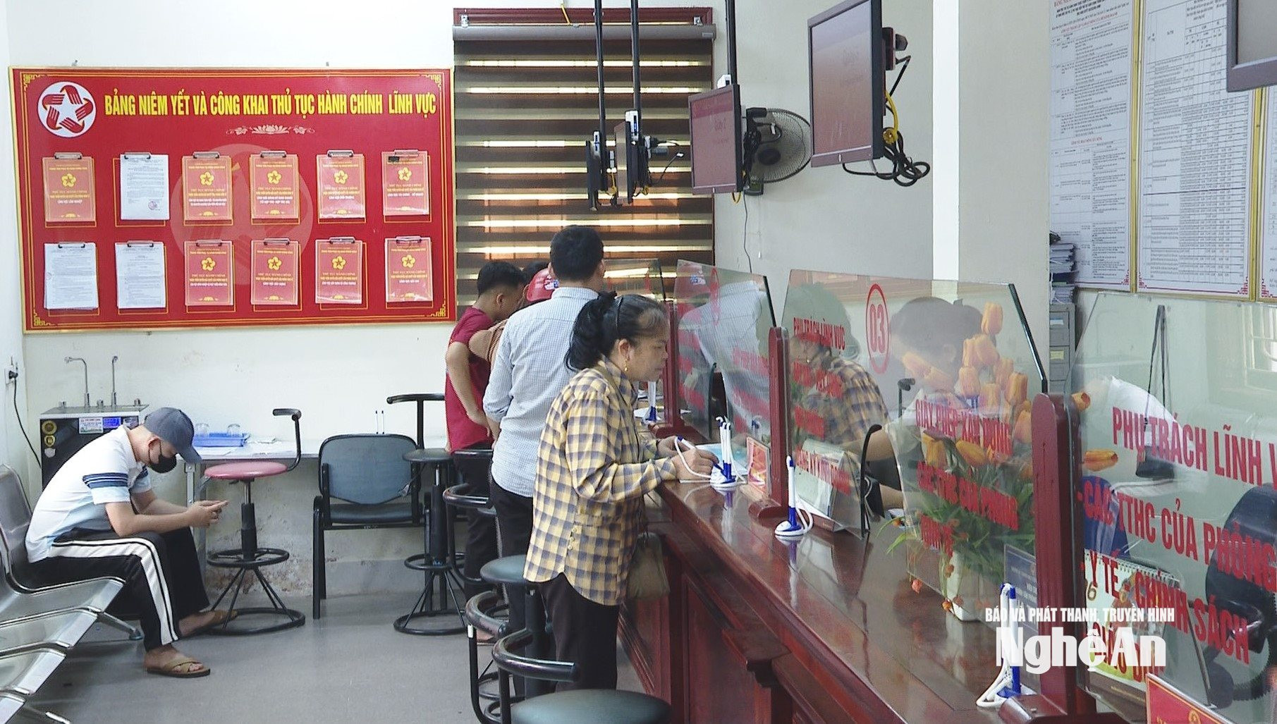 bna_-trung-tam-phuc-vu-hanh-chinh-cong-xa-tuong-duong.-anh-nguyen-toan.jpg