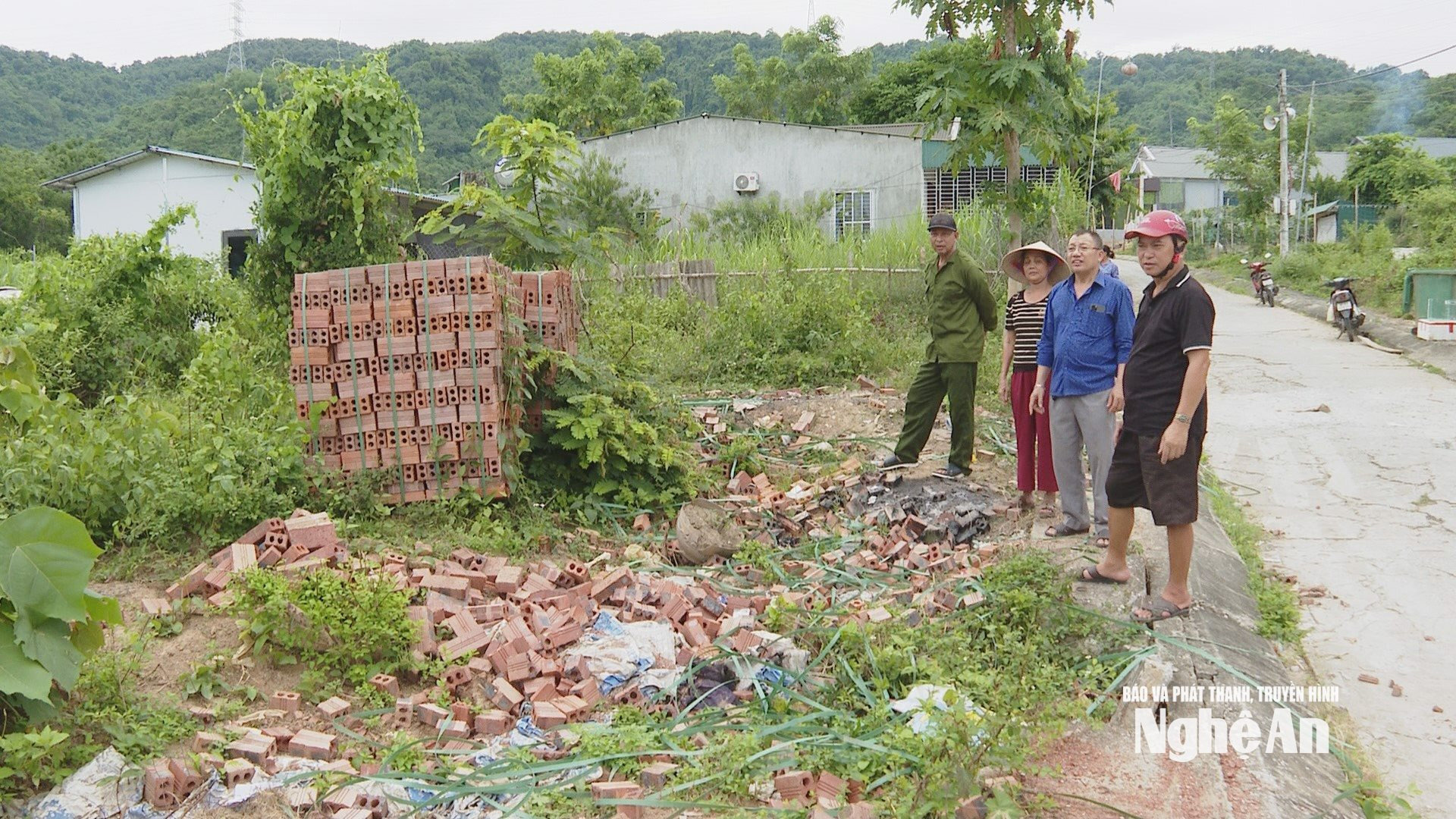bna_ong-nguyen-duy-cong-ao-den-cung-cac-ho-dan-tai-khu-tai-dinh-cu-vuon-xoai.-anh-nguyen-toan.jpg