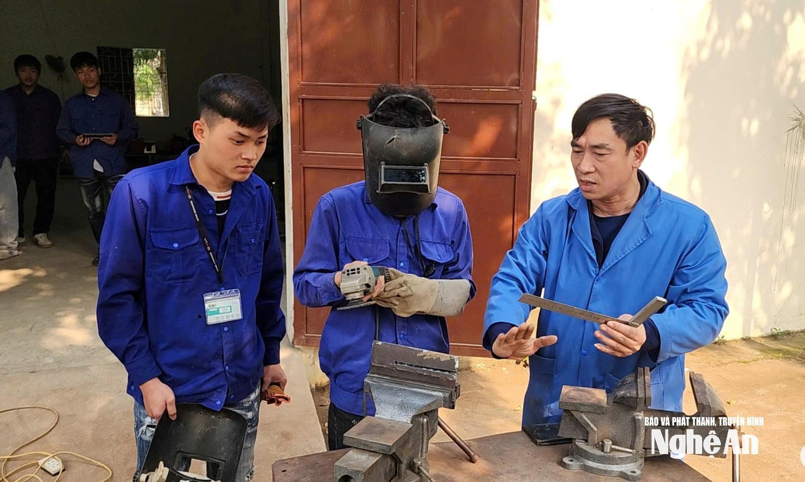 bna_tiet-thuc-hanh-cua-giao-vien-va-hoc-sinh-truong-trung-cap-ky-thuat-yen-thanh.-anh-my-ha.jpg