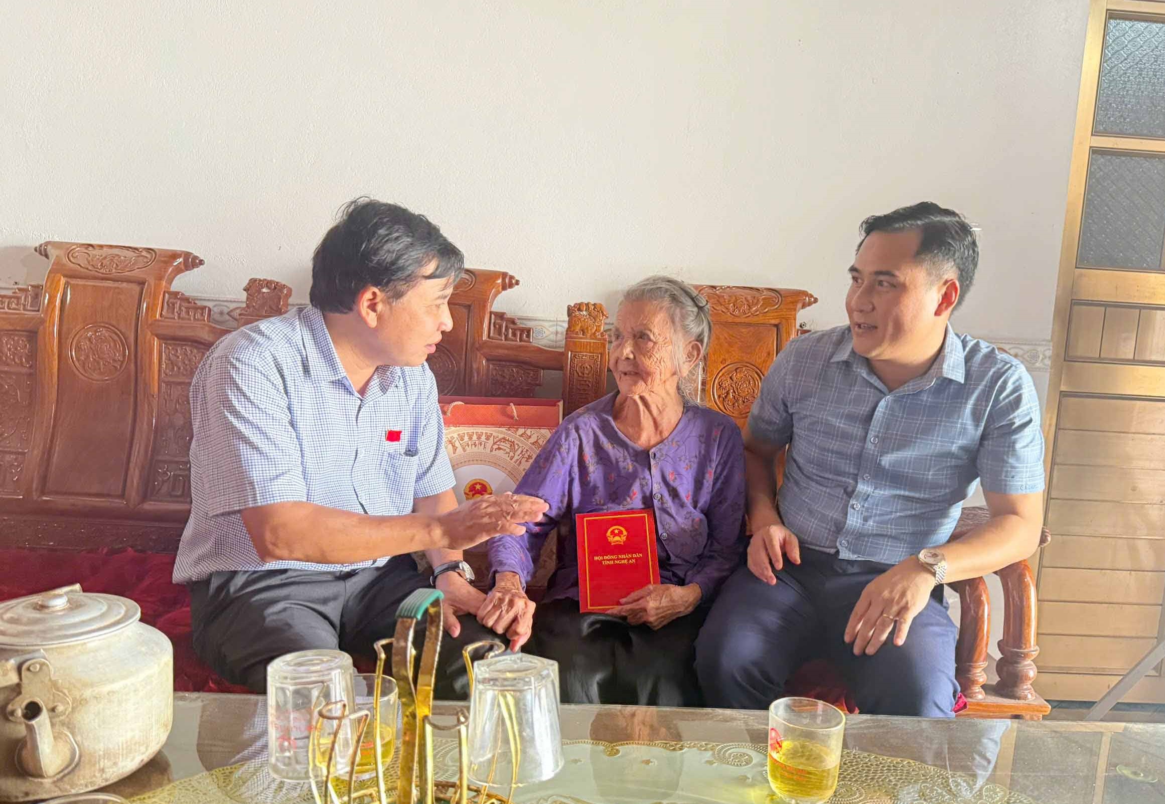 Phó Chủ tịch HĐND tỉnh Nguyễn Như Khôi thăm, tặng quà các gia đình chính sách tại các xã Vân Tụ, Vân Du