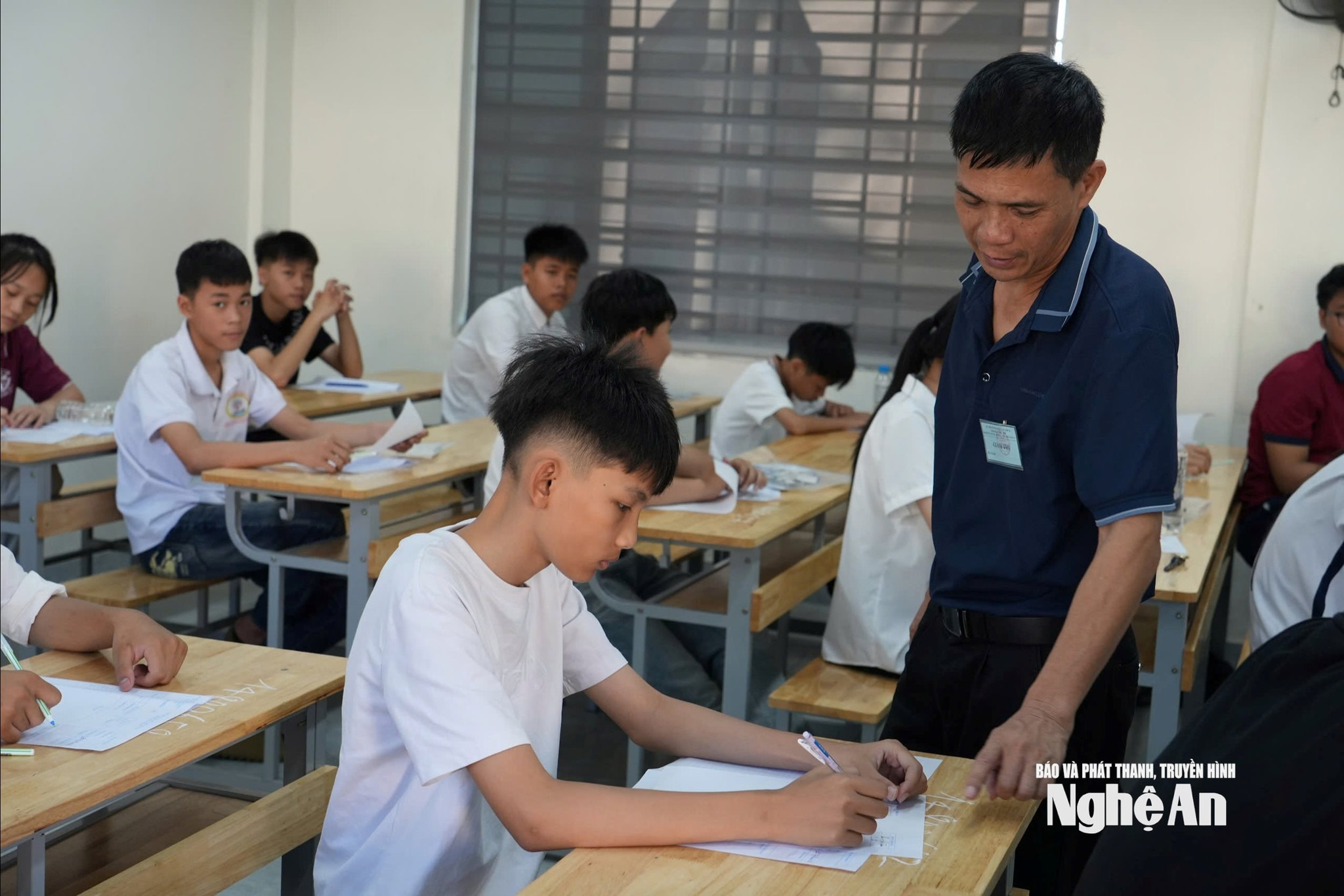 bna_thi-sinh-du-thi-lop-10-tai-diem-thi-truong-thpt-dien-chau-5.-anh-my-ha.jpg