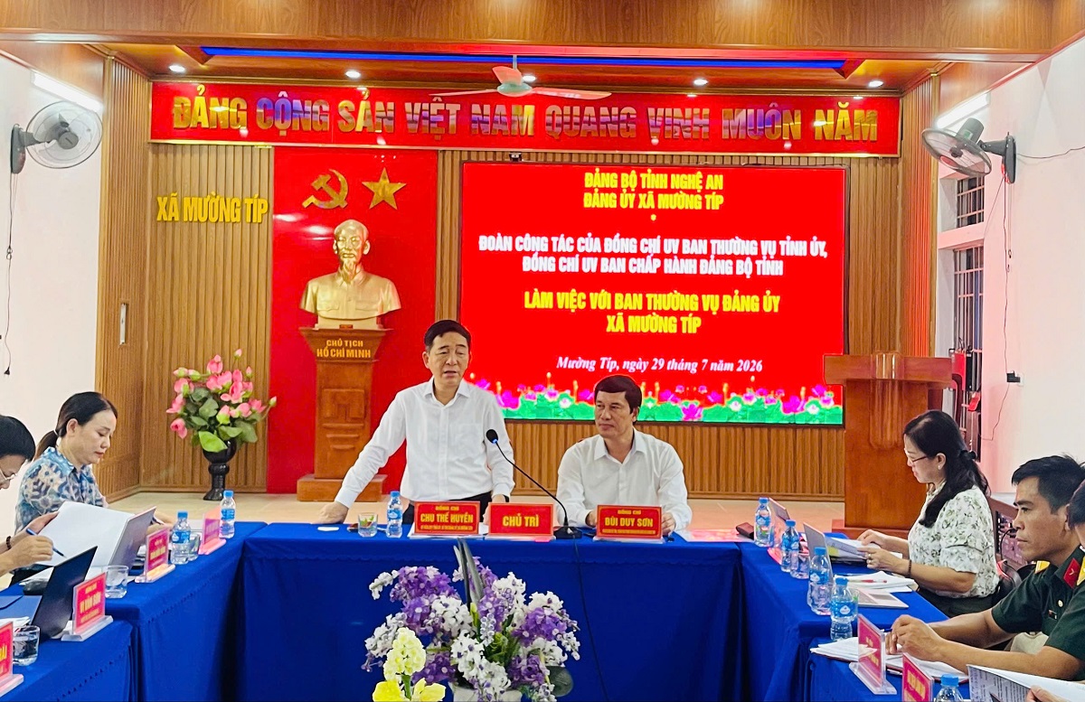 Đồng chí Ủy viên Ban Thường vụ Tỉnh ủy Chu Thế Huyền và đồng chí Ủy viên Ban chấp hành Đảng bộ tỉnh Bùi Duy Sơn nắm bắt tình hình thực tế và làm việc tại xã Mường Típ