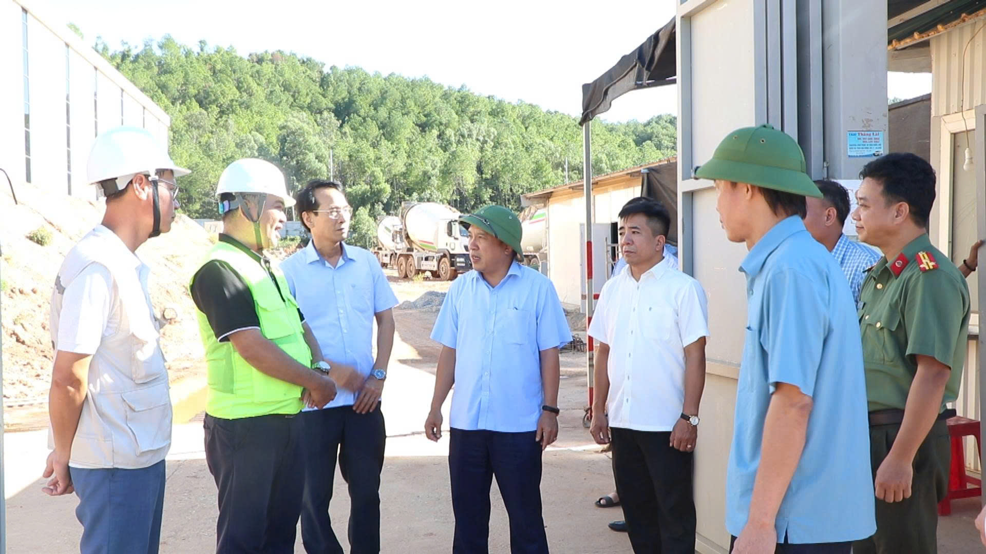 Đoàn công tác của đồng chí Dương Đình Chỉnh khảo sát, làm việc tại xã Hải Lộc