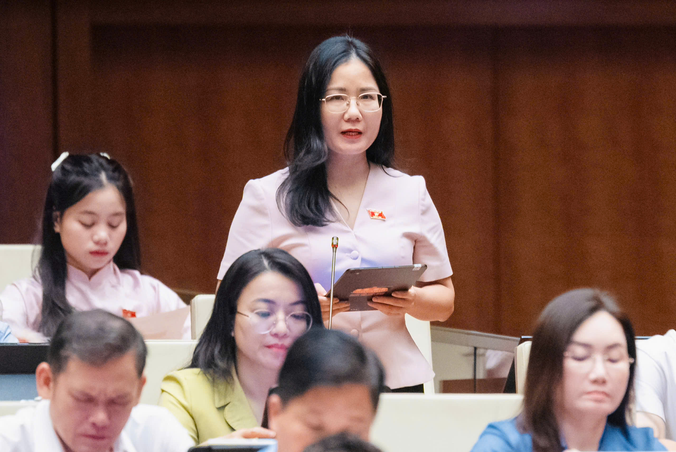 Đại biểu Nguyễn Thị Minh Tú đề nghị minh bạch cấp băng tần, giảm thủ tục, rõ cơ chế chia sẻ hạ tầng viễn thông