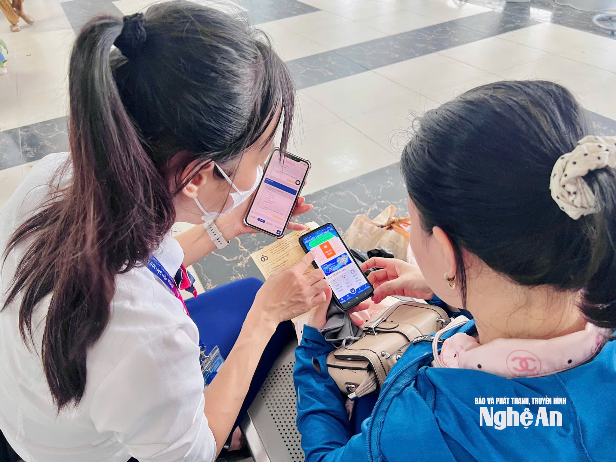 bna_-can-bo-cham-soc-khach-hang-huong-dan-nguoi-nha-benh-nhan-cai-dat-su-dung-app-bv-san-nhi-nghe-an-de-nhan-luu-giu-ket-qua-kham-benh-cua-tre..jpg?md5=d0W3e7c2SZOUSdtgwhN9lA&expires=1787490985
