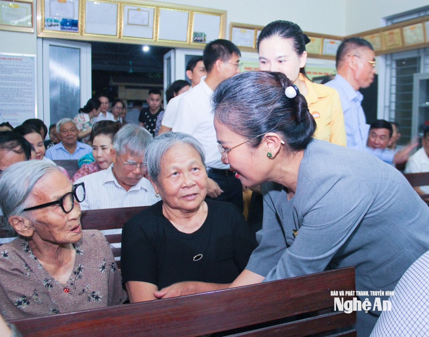 2 Đồng chí Võ Thị Minh Sinh Phó Bí thư Tỉnh uỷ, Chủ tịch UBMTTQ tỉnh gặp gỡ, trao đổi với cử tri