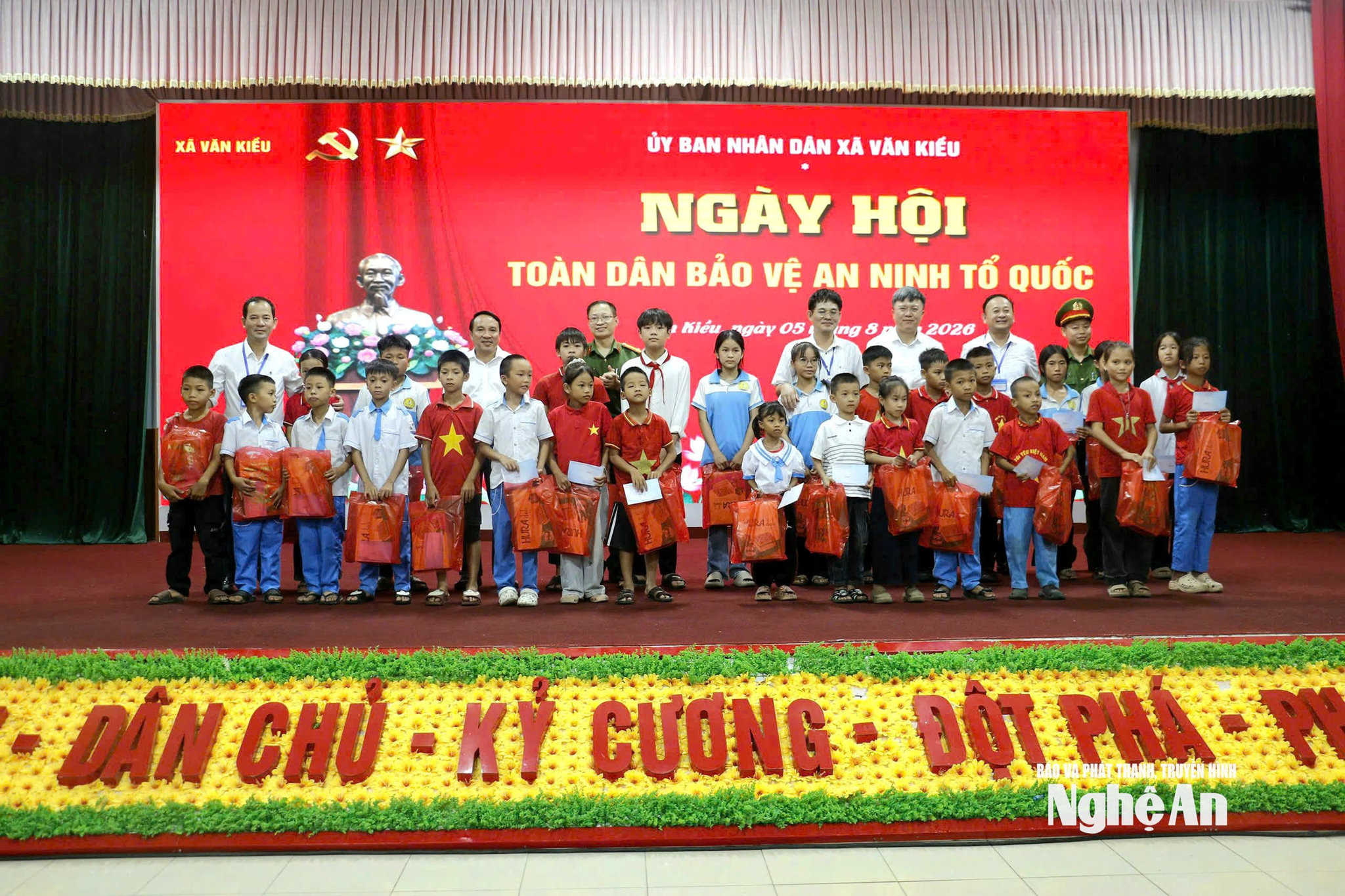 bna_dong-chi-chinh-tang-qua-cho-cac-chau-hoc-sinh-co-hoan-canh-kho-khan.jpg