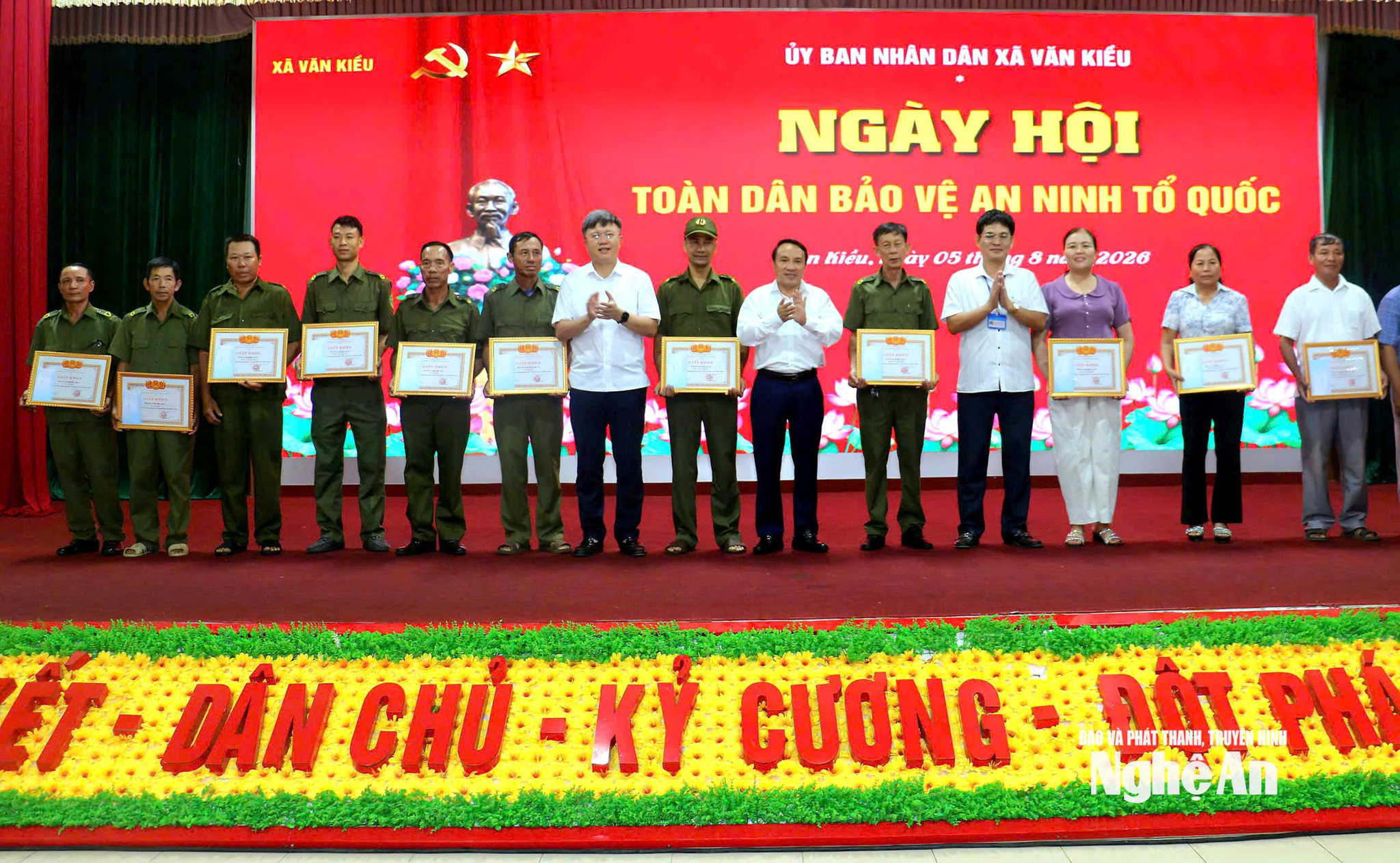 bna_dong-chi-duong-dinh-chinh-trao-qua-tang-cac-tap-the-ca-nhan-co-thanh-tich-xuat-sac-trong-phong-trao-toan-dan-bao-ve-an-ninh-to-quoc.jpg