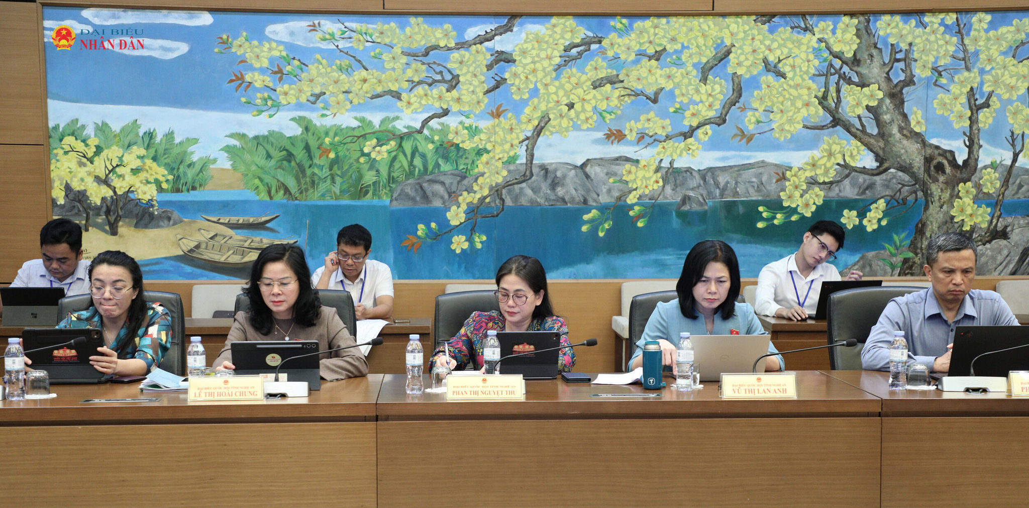 cac-dai-bieu-quoc-hoi-tham-du-buoi-thao-luan-to.jpg