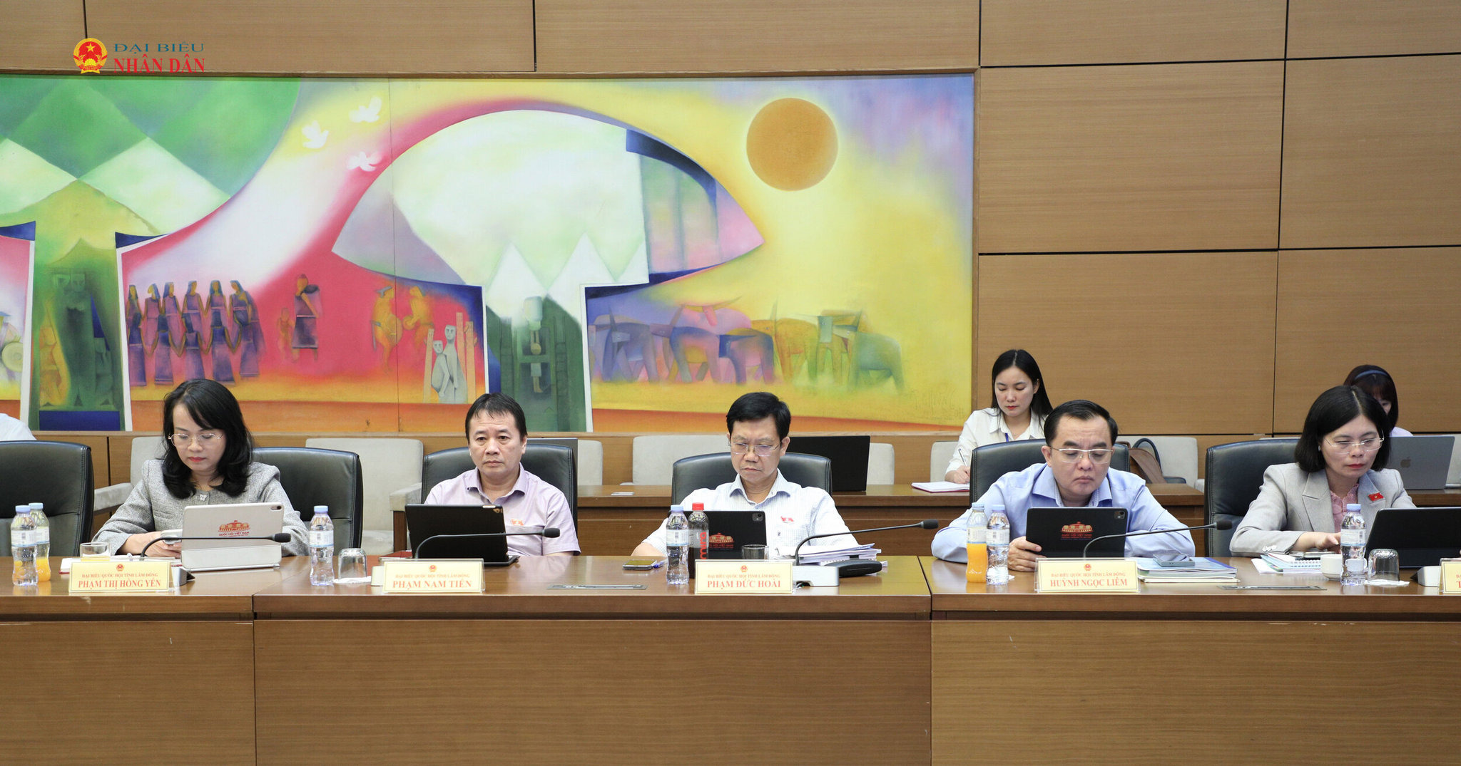 cac-dai-bieu-quoc-hoi-tinh-lam-dong-tham-gia-buoi-thao-luan-to.jpg