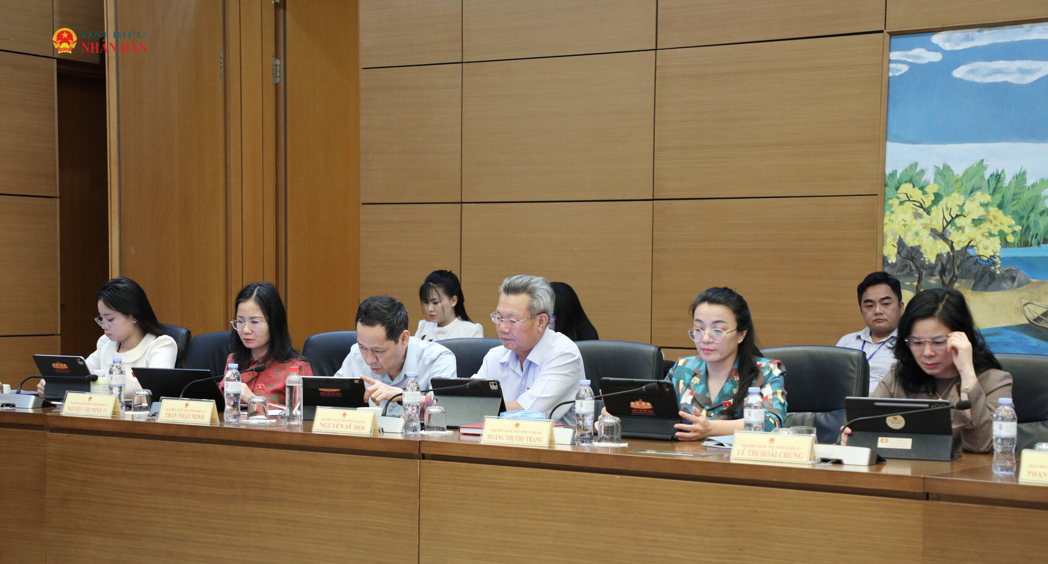 cac-dai-bieu-quoc-hoi-tinh-nghe-an-tham-du-buoi-thao-luan-to.jpg