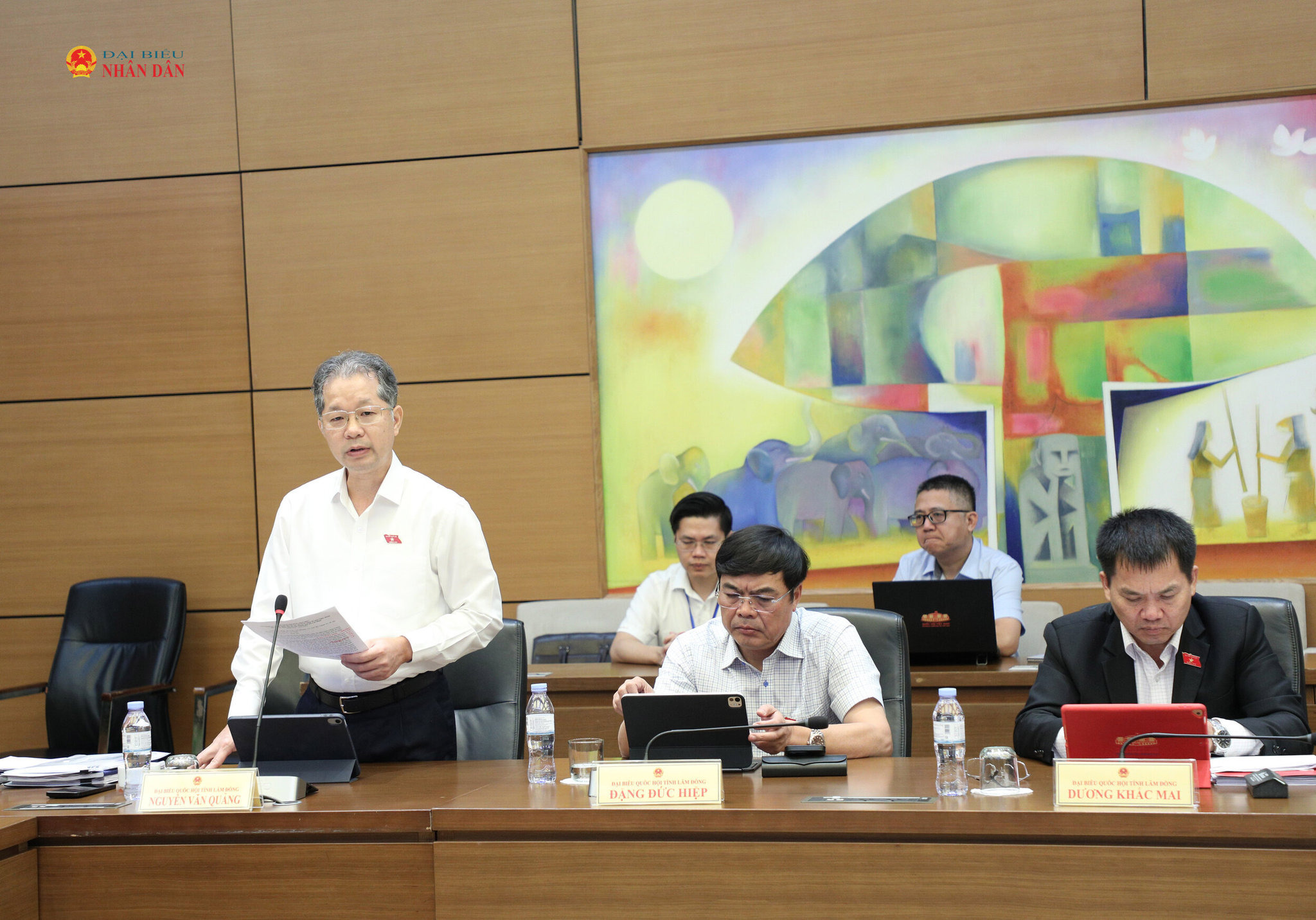 dai-bieu-nguyen-van-quang-lam-dong-phat-bieu-thao-luan-tai-to.jpg