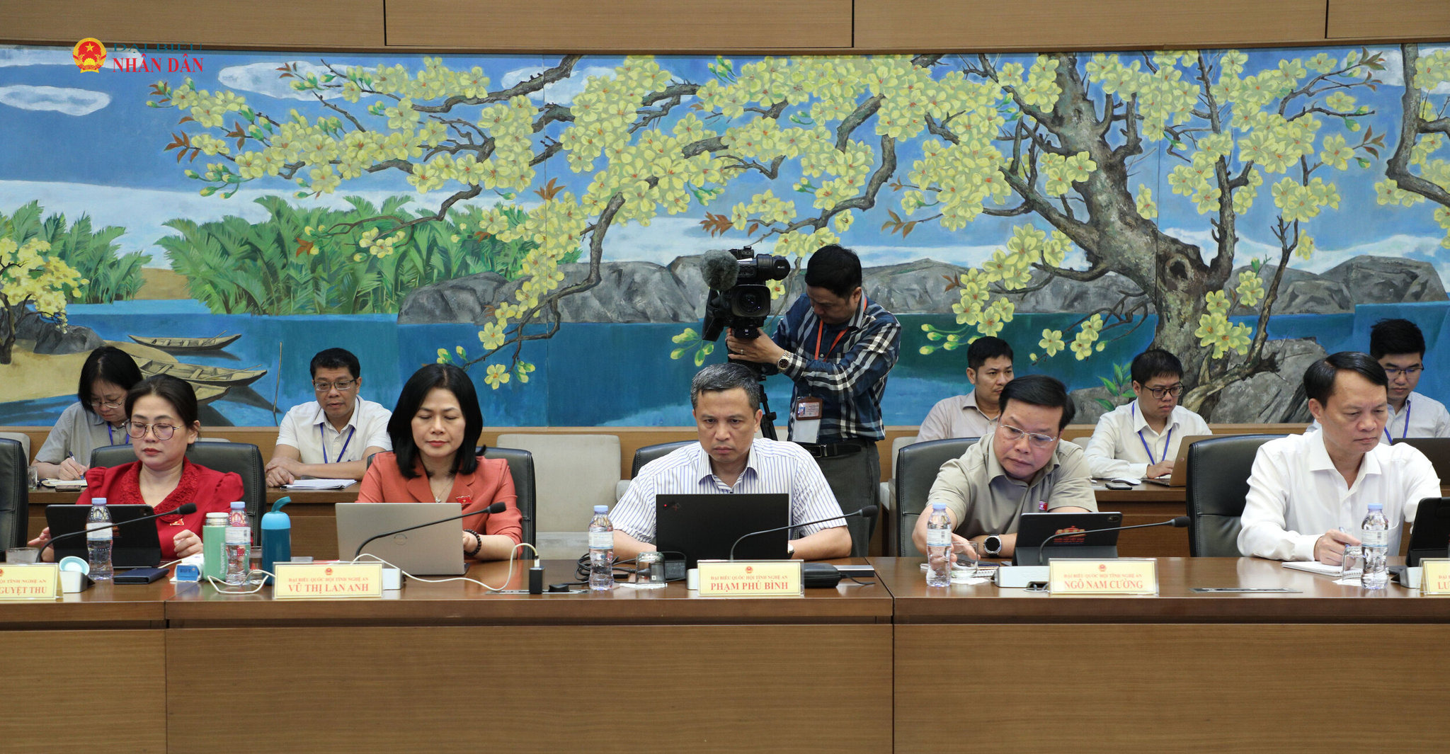 cac-dai-bieu-quoc-hoi-tinh-nghe-an-tham-gia-thao-luan-tai-to.-(2).jpg