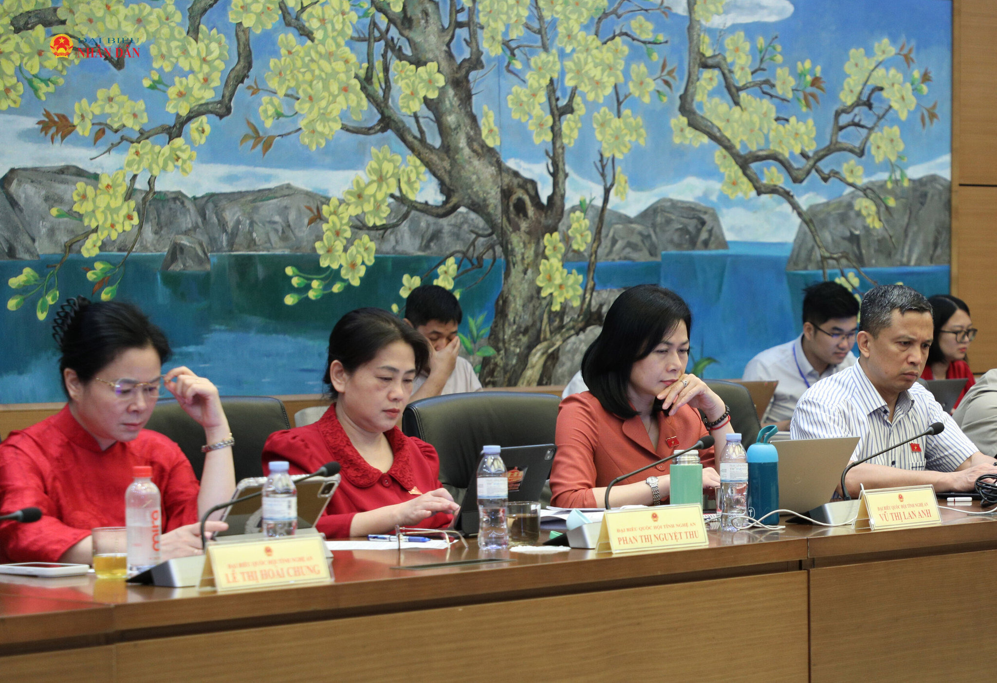 cac-dai-bieu-quoc-hoi-tinh-nghe-an-tham-gia-thao-luan-tai-to.-.jpg