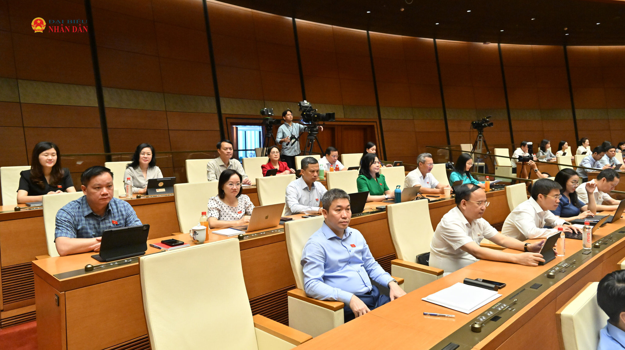 cac-dai-bieu-tai-phien-hopvqk_6955.jpg