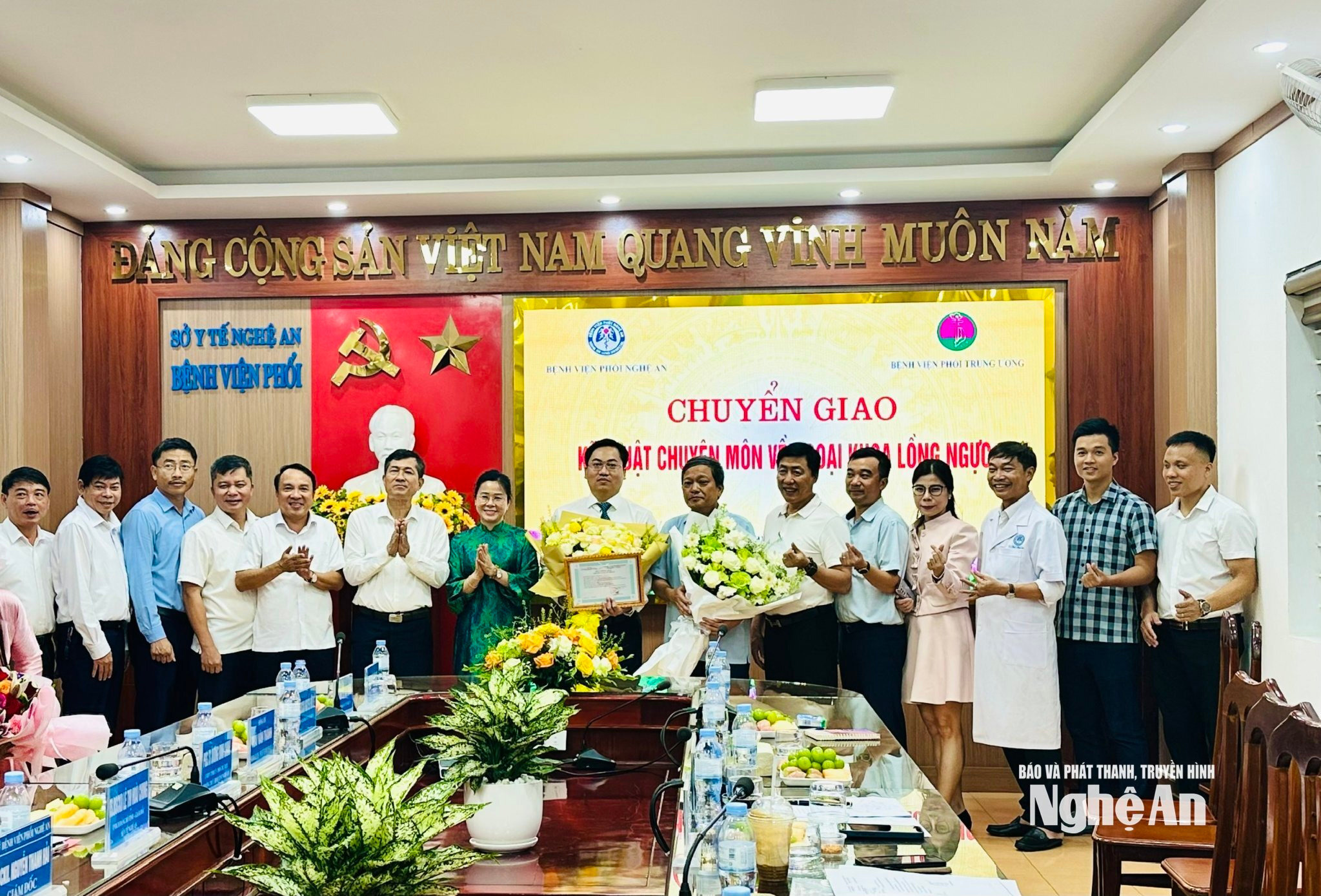 bna_-lanh-dao-benh-vien-phoi-trung-uong-trao-chung-nhan-chuyen-giao-ky-thuat-ngoai-long-nguc-cho-benh-vien-phoi-nghe-an-truoc-su-chung-kien-cua-lanh-dao-tinh-va-so.jpg?md5=oqoCvkP29wIL9iMrP83pbA&expires=1789272487