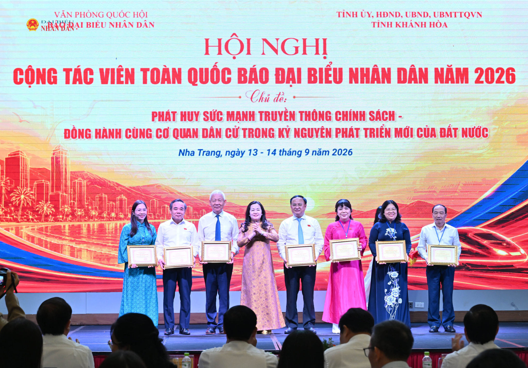 tong-bien-tap-bao-dai-bieu-nhan-dan-pham-thi-thanh-huyen-trao-tang-bang-khenvqk_8346-.jpg