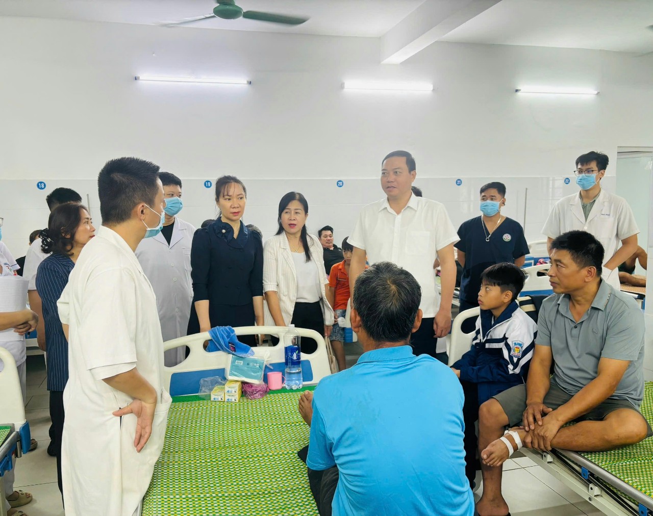 Gỡ "nút thắt" y tế cơ sở từ tự chủ tài chính đến bài toán "chảy máu chất xám"