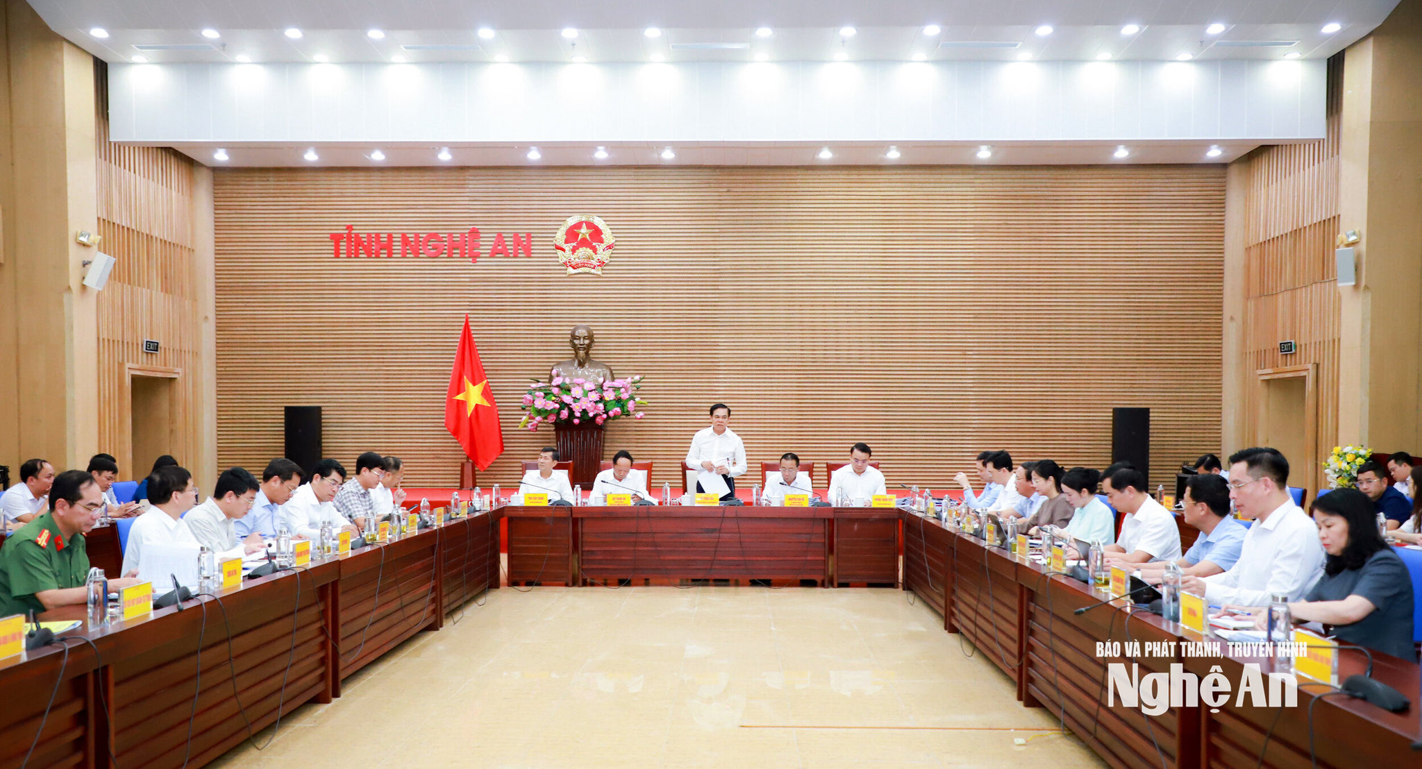 Xem xét phương án quy định khung số lượng, tên gọi các phòng chuyên môn và số lượng Phó Chủ tịch UBND cấp xã