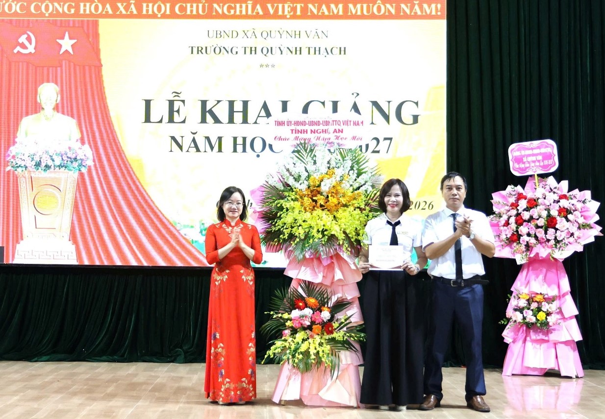 Đồng chí Thái Thị An Chung, Phó Trưởng Đoàn ĐBQH tỉnh dự Lễ khai giảng tại Trường Tiểu học Quỳnh Thạch