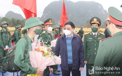 Phó Bí thư Thường trực Tỉnh ủy Nguyễn Văn Thông dự lễ giao, nhận quân tại huyện Con Cuông