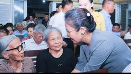 Đồng chí Võ Thị Minh Sinh tiếp xúc cử tri và dự sinh hoạt chi bộ tại phường Vinh Phú
