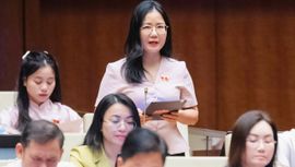 Đại biểu Nguyễn Thị Minh Tú đề nghị minh bạch cấp băng tần, giảm thủ tục, rõ cơ chế chia sẻ hạ tầng viễn thông