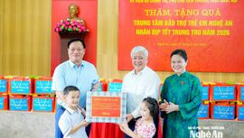 Phó Chủ tịch Thường trực Quốc hội Đỗ Văn Chiến thăm, tặng quà Trung thu tại Trung tâm Bảo trợ trẻ em Nghệ An