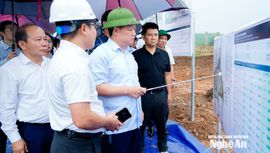 Bí thư Tỉnh uỷ Nguyễn Khắc Thận kiểm tra tiến độ xây dựng Trường nội trú liên cấp Châu Khê