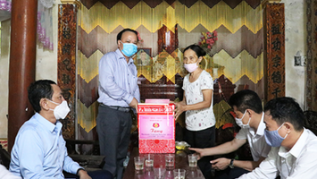 Phó Chủ tịch HĐND tỉnh Nguyễn Nam Đình thăm, tặng quà các gia đình chính sách trên địa bàn thị xã Hoàng Mai