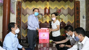 Phó Chủ tịch HĐND tỉnh Nguyễn Nam Đình thăm, tặng quà các gia đình chính sách trên địa bàn thị xã Hoàng Mai