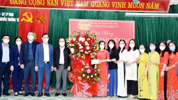 Phó Chủ tịch Thường trực HĐND tỉnh chúc mừng các trường học trên địa bàn thành phố Vinh