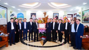 Lãnh đạo tỉnh Nghệ An thăm, chúc mừng Tòa Giám mục Giáo phận Vinh nhân Lễ Giáng sinh 2021