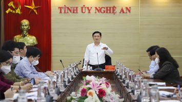 Thường trực Tỉnh ủy họp bàn công tác tổ chức Lễ kỷ niệm 60 năm Bác Hồ về thăm quê