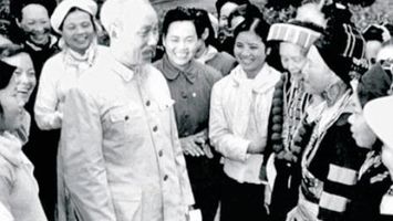 Bác Hồ với đồng bào dân tộc thiểu số tỉnh Nghệ An