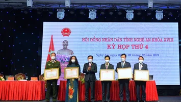 5 tập thể và 5 cá nhân được tặng Bằng khen trong công tác bầu cử đại biểu Quốc hội