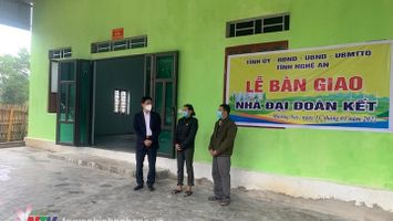 Bàn giao nhà do Bí thư Tỉnh ủy hỗ trợ cho người nghèo huyện Quế Phong