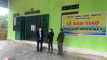 Bàn giao nhà do Bí thư Tỉnh ủy hỗ trợ cho người nghèo huyện Quế Phong
