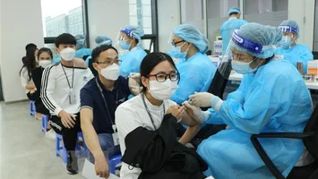 Thủ tướng yêu cầu thần tốc tiêm vaccine và đẩy mạnh thực hiện các biện pháp phòng COVID-19