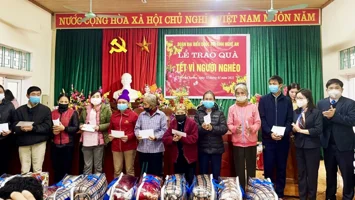 Đoàn đại biểu Quốc hội tỉnh Nghệ An trao quà Tết vì người nghèo tại huyện Thanh Chương