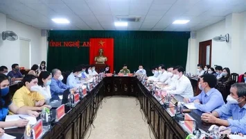 Đây có phải chỗ chị để nón không?