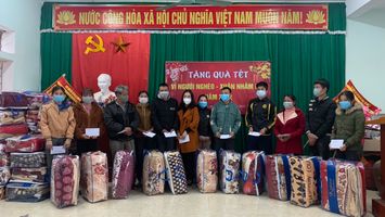 Văn phòng Đoàn ĐBQH và HĐND tỉnh trao quà Tết cho hộ nghèo tại xã Châu Thắng, huyện Quỳ Châu