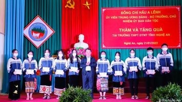 Bộ trưởng, Chủ nhiệm Ủy ban Dân tộc thăm, tặng quà Trường THPT Dân tộc nội trú tỉnh